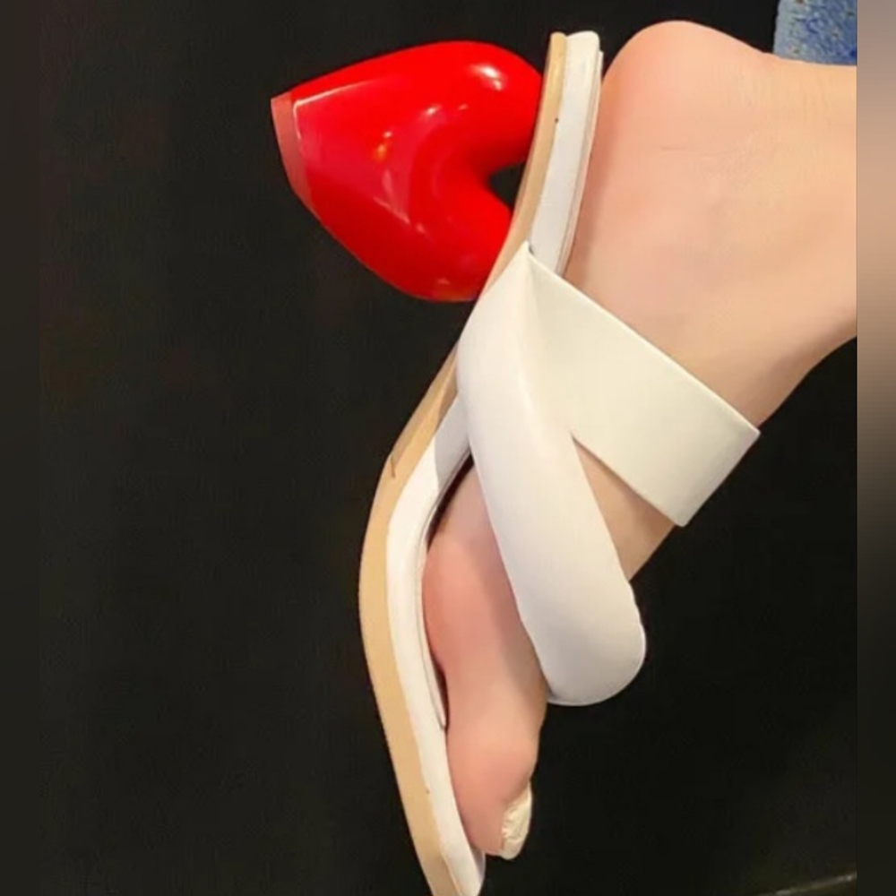 Elegant Design heart shaped heel leather buckle party sandles sz. 8.5